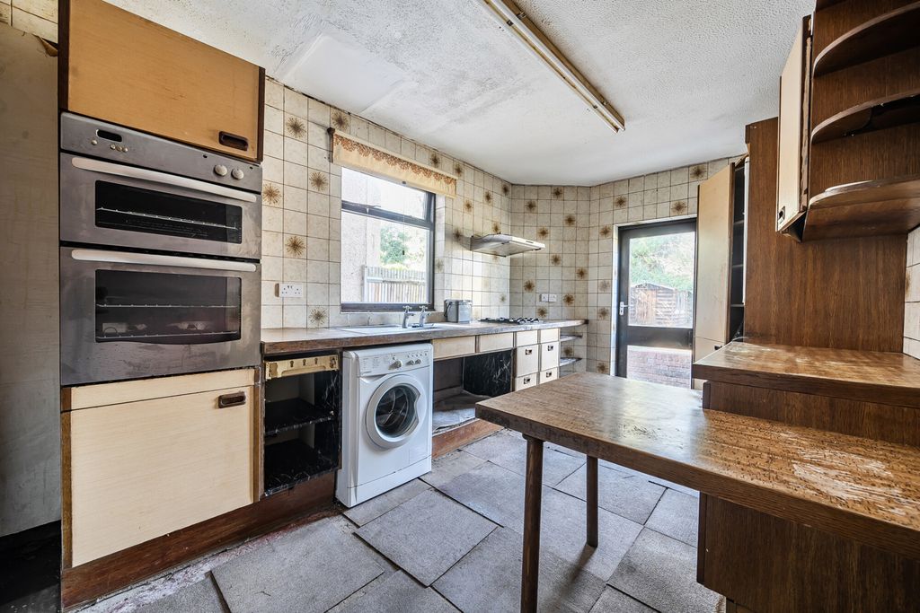 Property photo 2 of 18 Kitchen