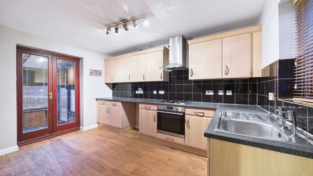 Property photo 3 of 11 Cam03669G0-Pr0039-Still003