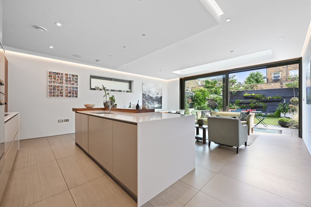Property photo 3 of 18 Reception/Kitchen