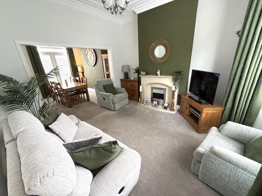 Property photo 3 of 17 Lounge