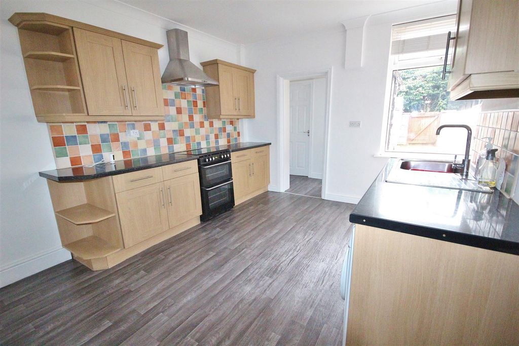 Property photo 3 of 9 Kitchen