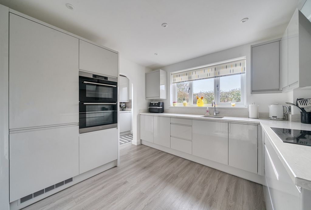 Property photo 2 of 19 1380728-11-691338...