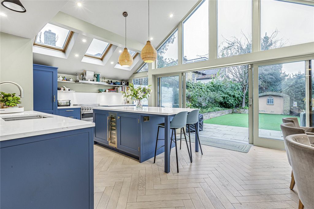 Property photo 3 of 11 Kitchen