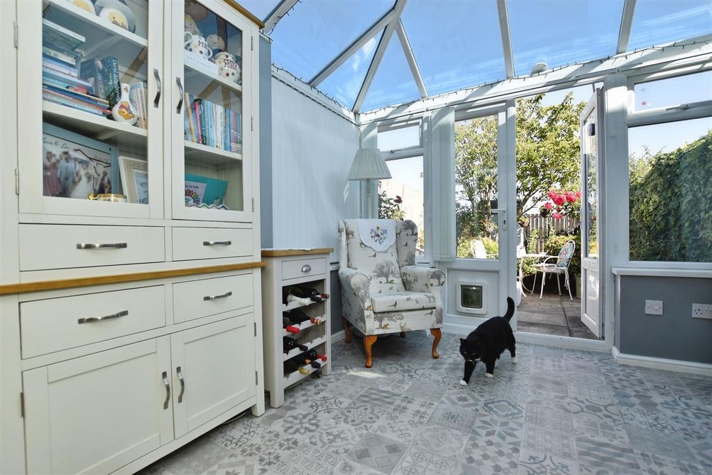 Property photo 2 of 18 Conservatory
