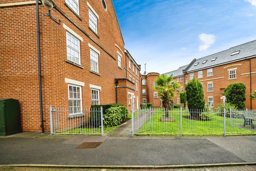 Property photo 1 of 12 4Floreygardens-39