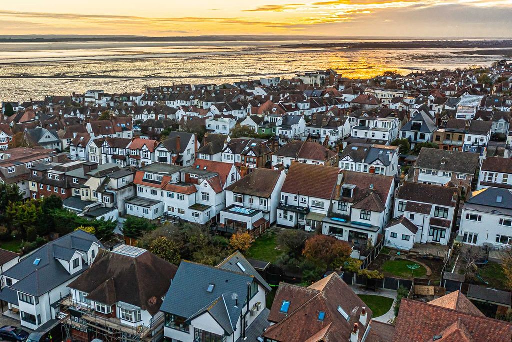 Property photo 3 of 46