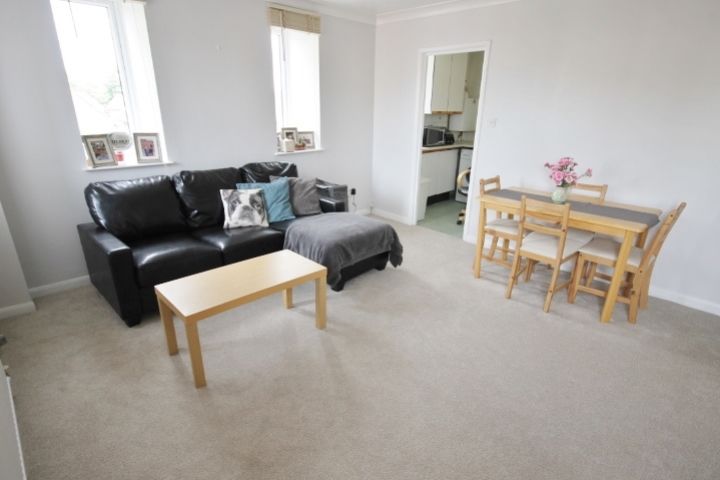 Property photo 3 of 9 Lounge