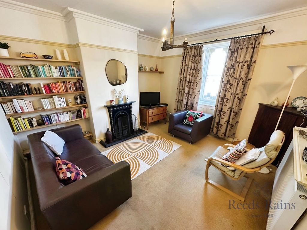 Property photo 2 of 11 Lounge