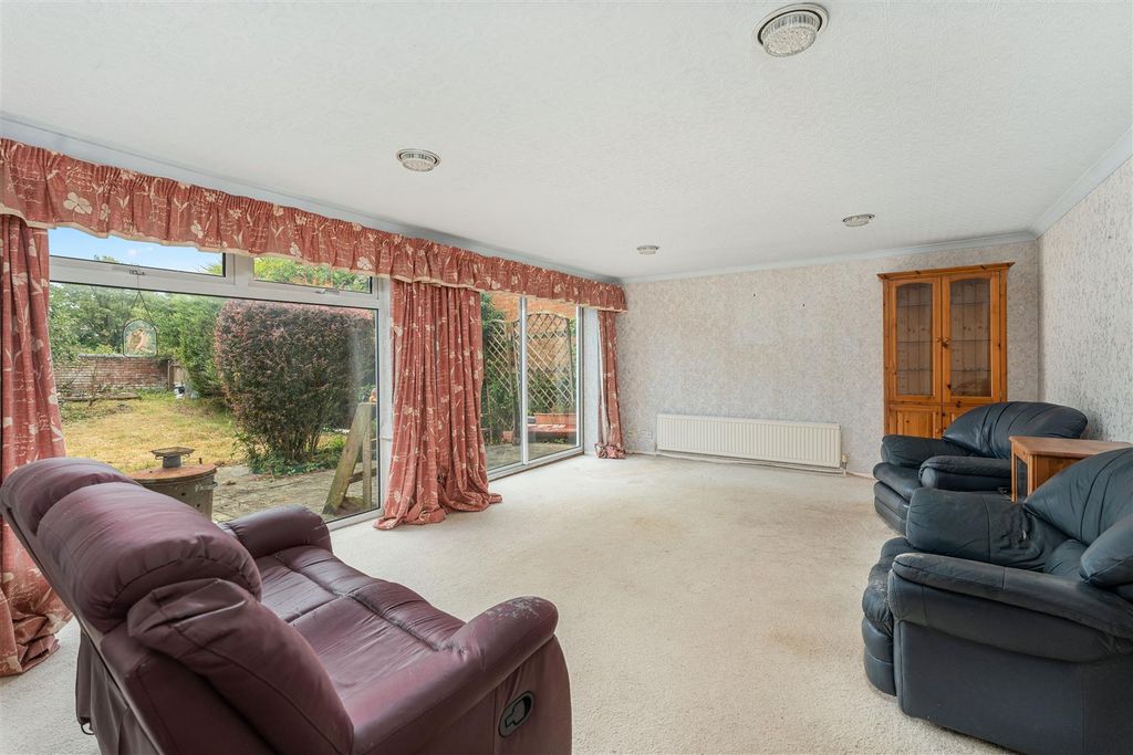 Property photo 2 of 16 14 Bignolds Close, Claydon-6.Jpg