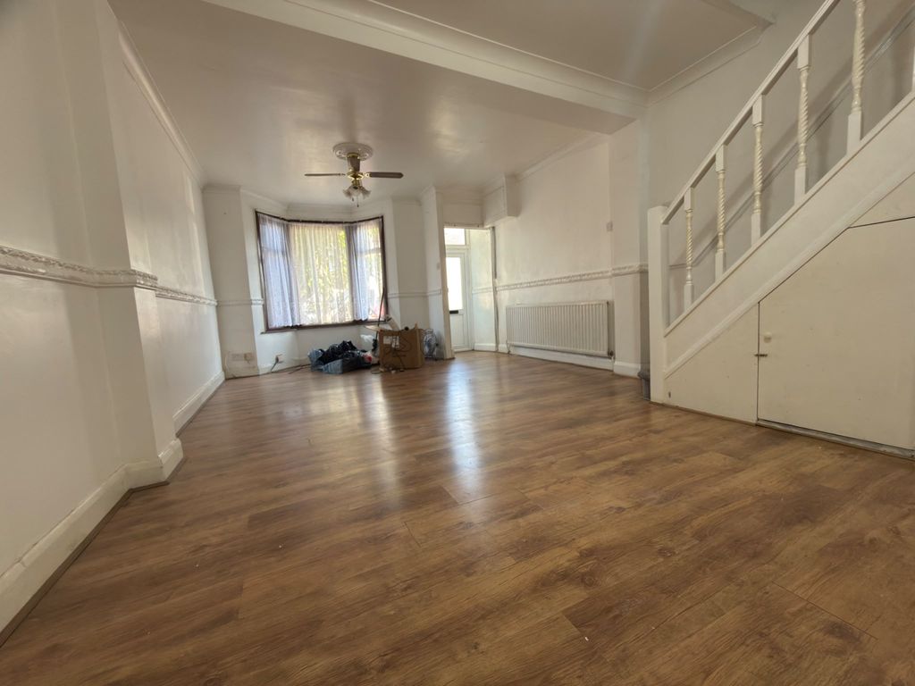 Property photo 1 of 9 Three Bedroom Compact House Ideal For Small Families- £2300