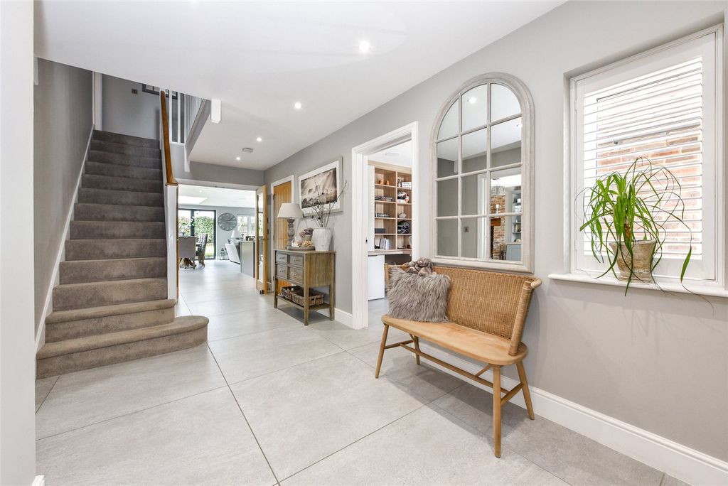 Property photo 3 of 16 Entrance Hall