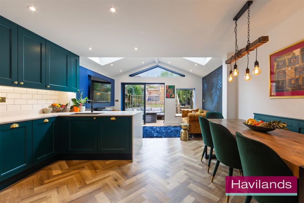 Property photo 1 of 22 Tresilian Avenue-15.Jpg