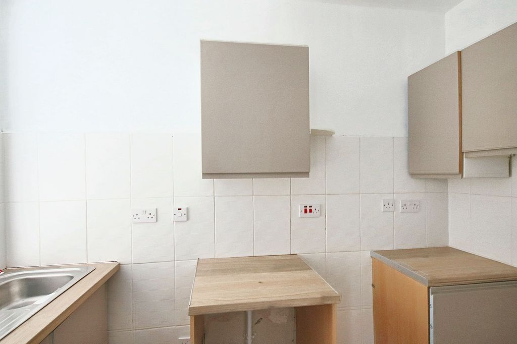 Property photo 3 of 10 Kitchen