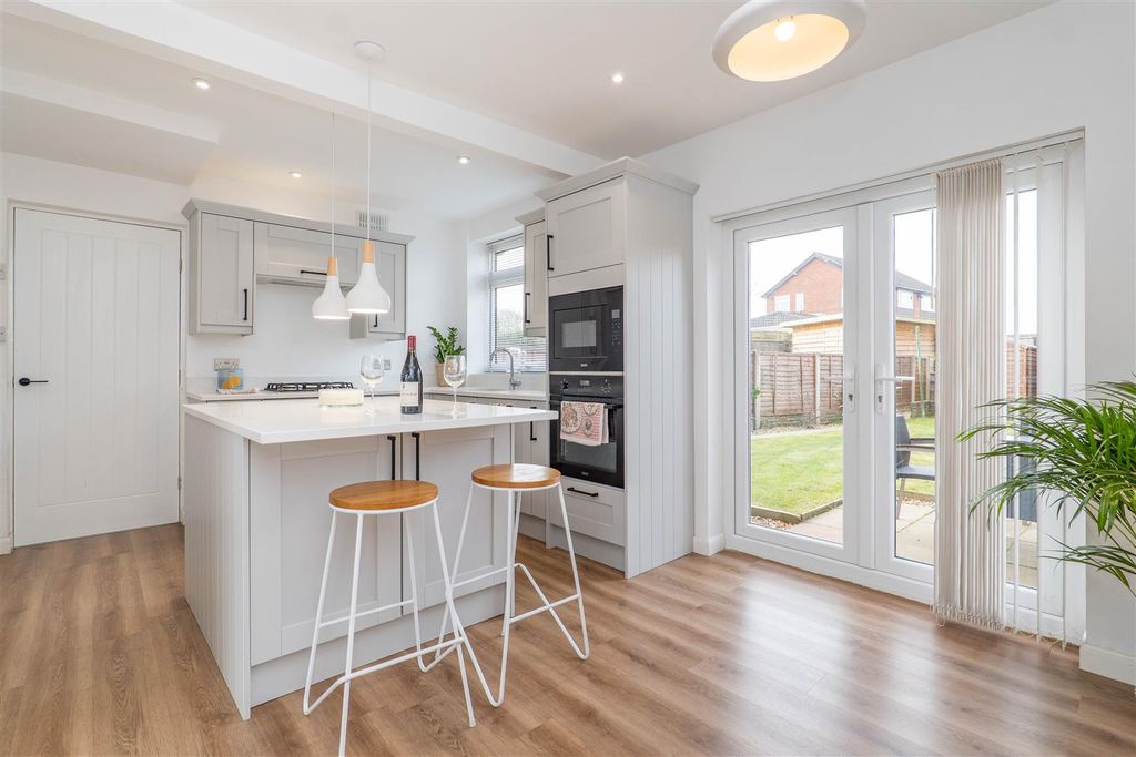 Property photo 3 of 21 Kitchen/Breakfast Room