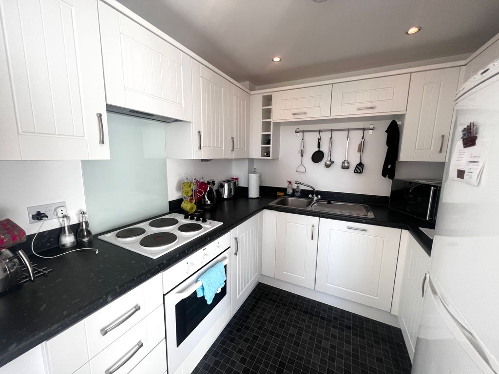 Property photo 3 of 9 Kitchen