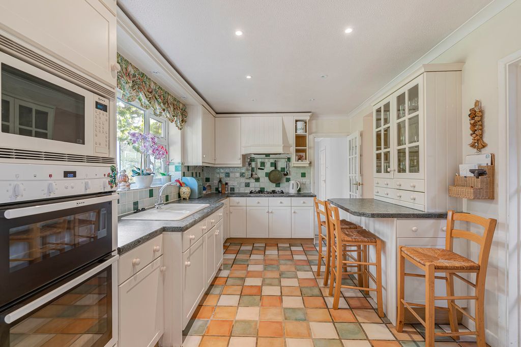 Property photo 3 of 34 Kitchen