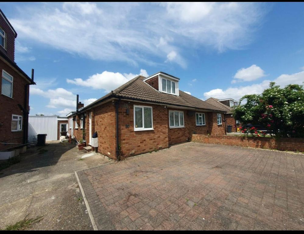 Property photo 1 of 10 4 Bed Semi-Detached Bungalow To Rent The Gardens, Feltham Tw14