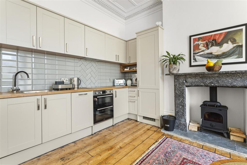 Property photo 3 of 18 Kitchen