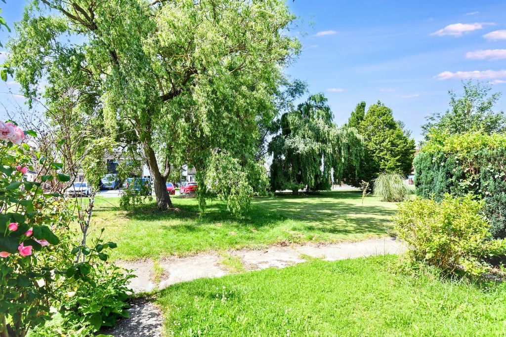 Property photo 2 of 20