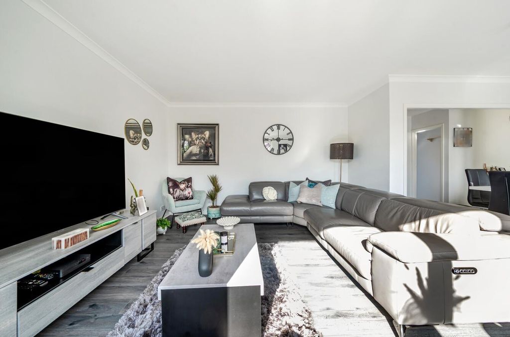 Property photo 3 of 16 67c5ce0F19830-l-1253267 (2).Jpg