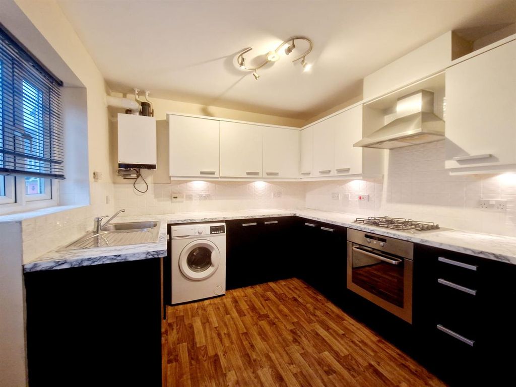 Property photo 3 of 9 Kitchen