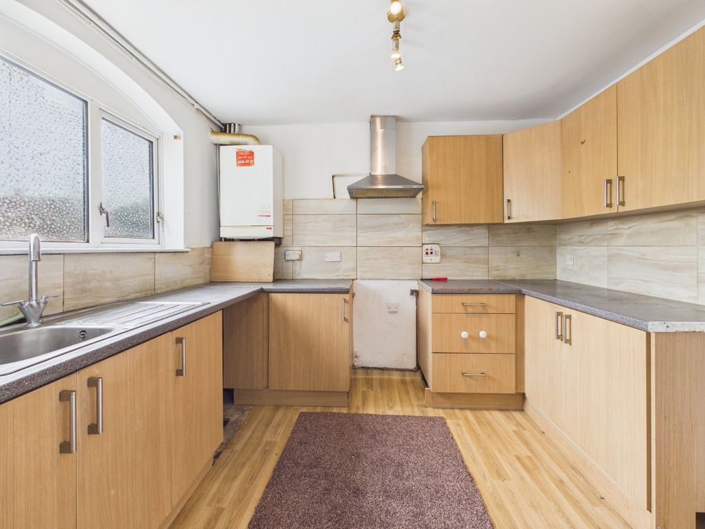 Property photo 2 of 10 Kitchen