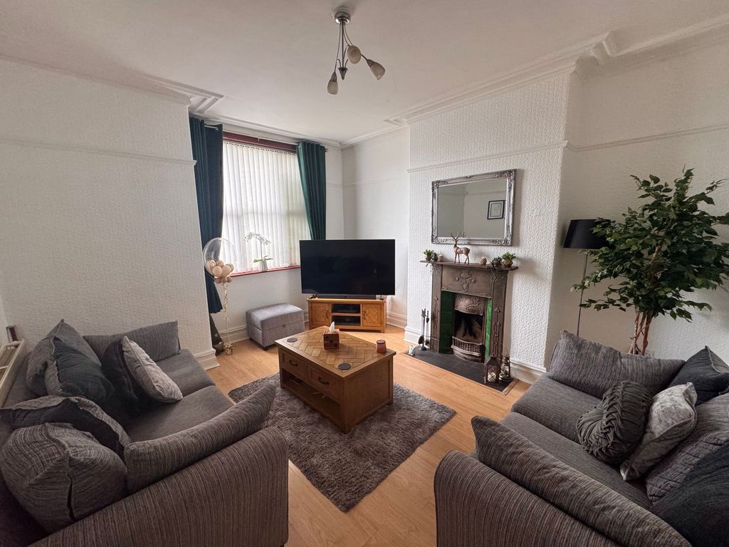 Property photo 3 of 10 Living Room