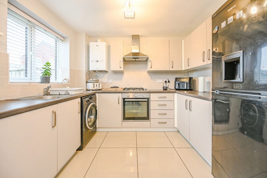 Property photo 2 of 8 Kitchen