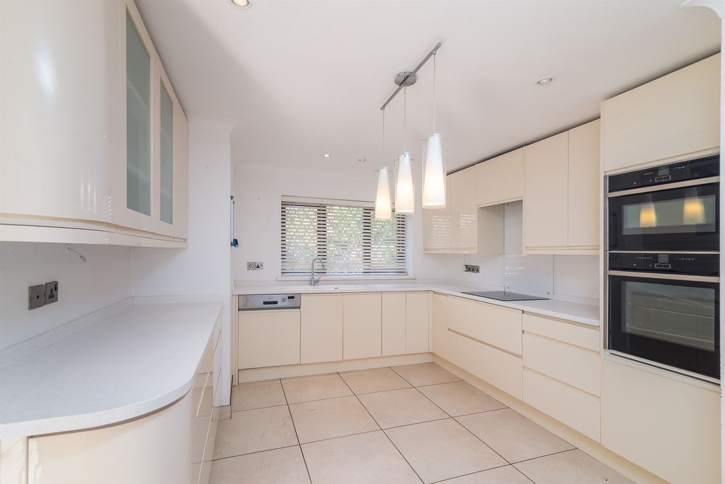 Property photo 3 of 16 Kitchen