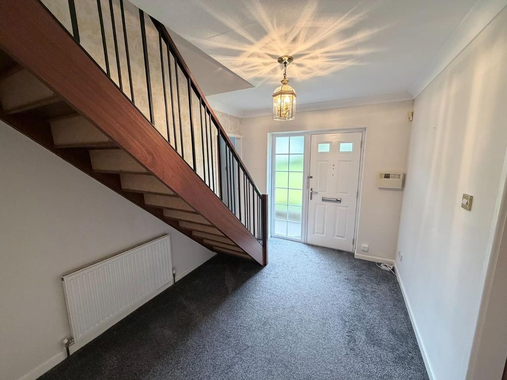 Property photo 3 of 18 Entrance Hall