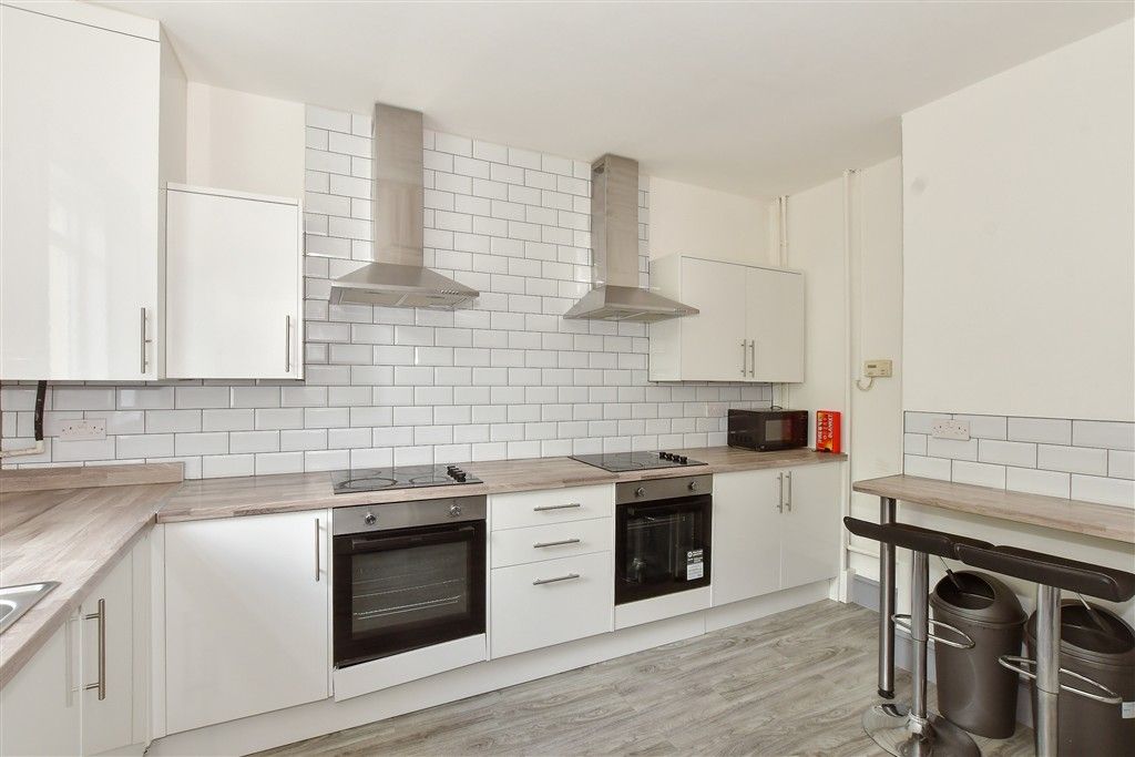 Property photo 3 of 11 Kitchen