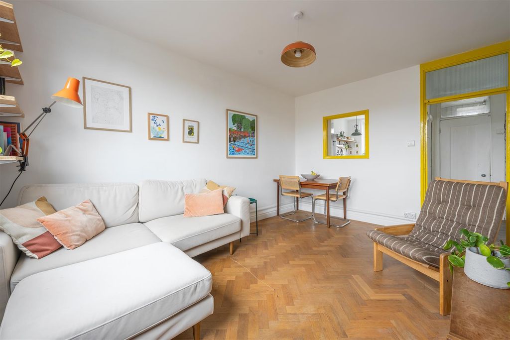 Property photo 3 of 20 Arcola Street, E8