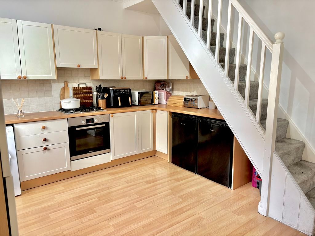 Property photo 3 of 8 Kitchen