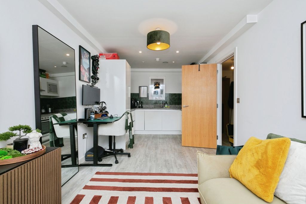 Property photo 3 of 12 Lounge/Kitchen