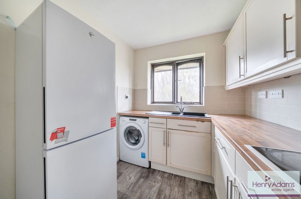 Additional image 6 of 2 bed flat for saleLongmead, Liss GU33
