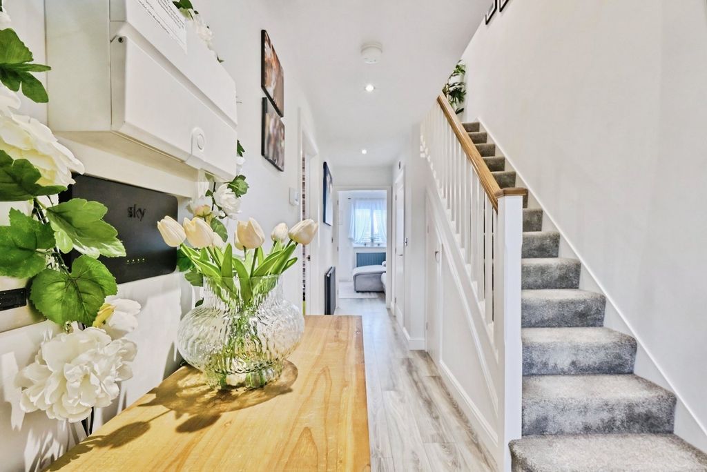 Property photo 2 of 13 Entrance Hall