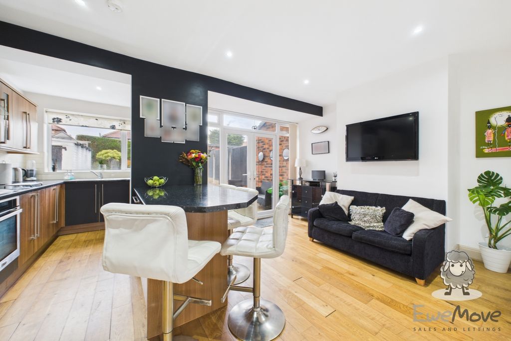 Property photo 3 of 12 4