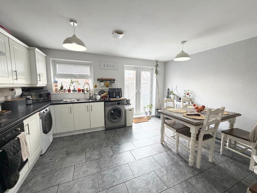 Property photo 3 of 11 Kitchen