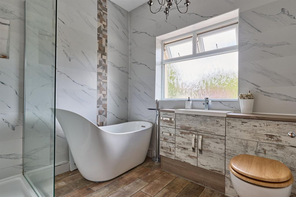 Property photo 3 of 33 Family Bathroom