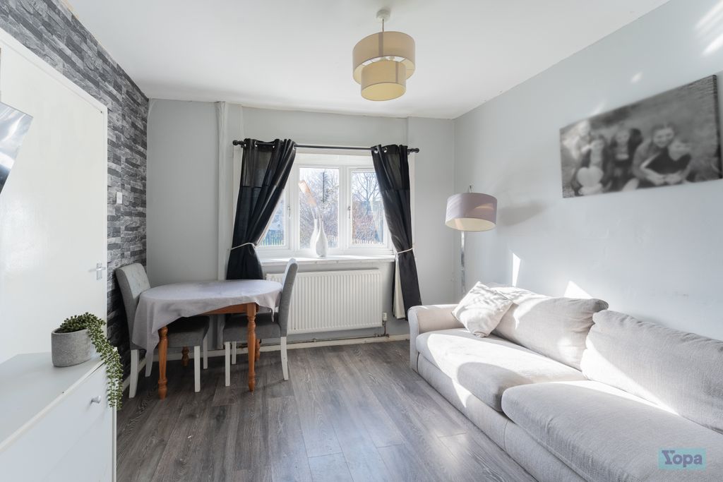 Property photo 3 of 17 Living Room