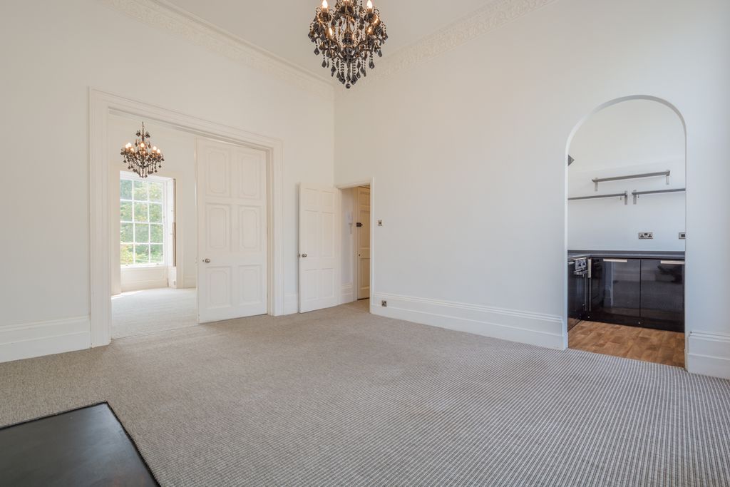 Property photo 3 of 10 20 Henrietta St - F2 -7