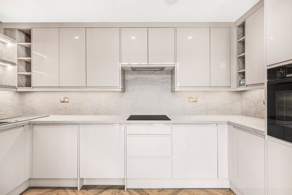 Property photo 3 of 18 Kitchen