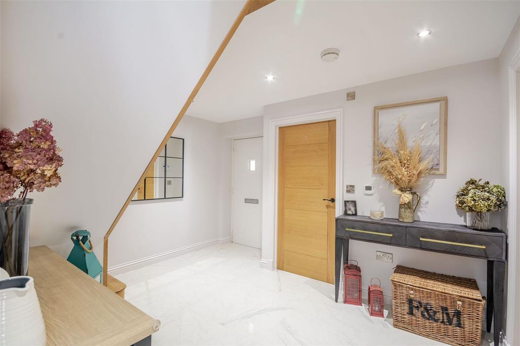 Property photo 2 of 30 Entrance Hall