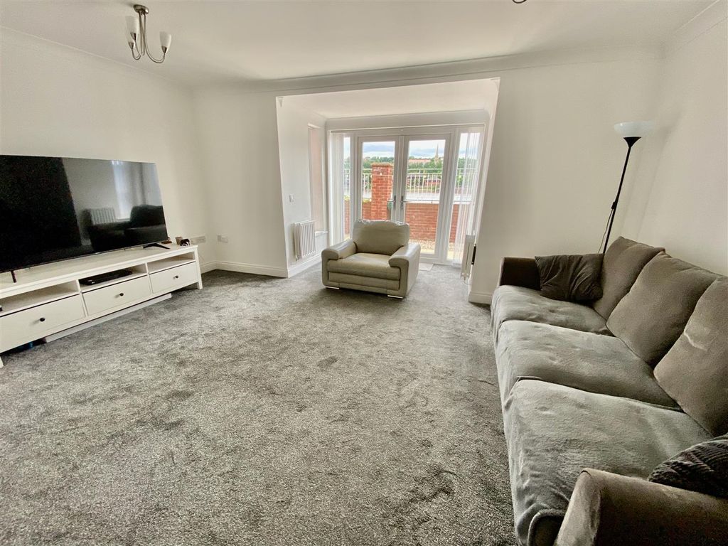 Property photo 3 of 20 Lounge