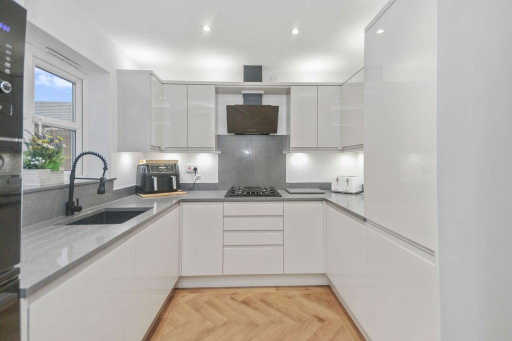 Property photo 3 of 32