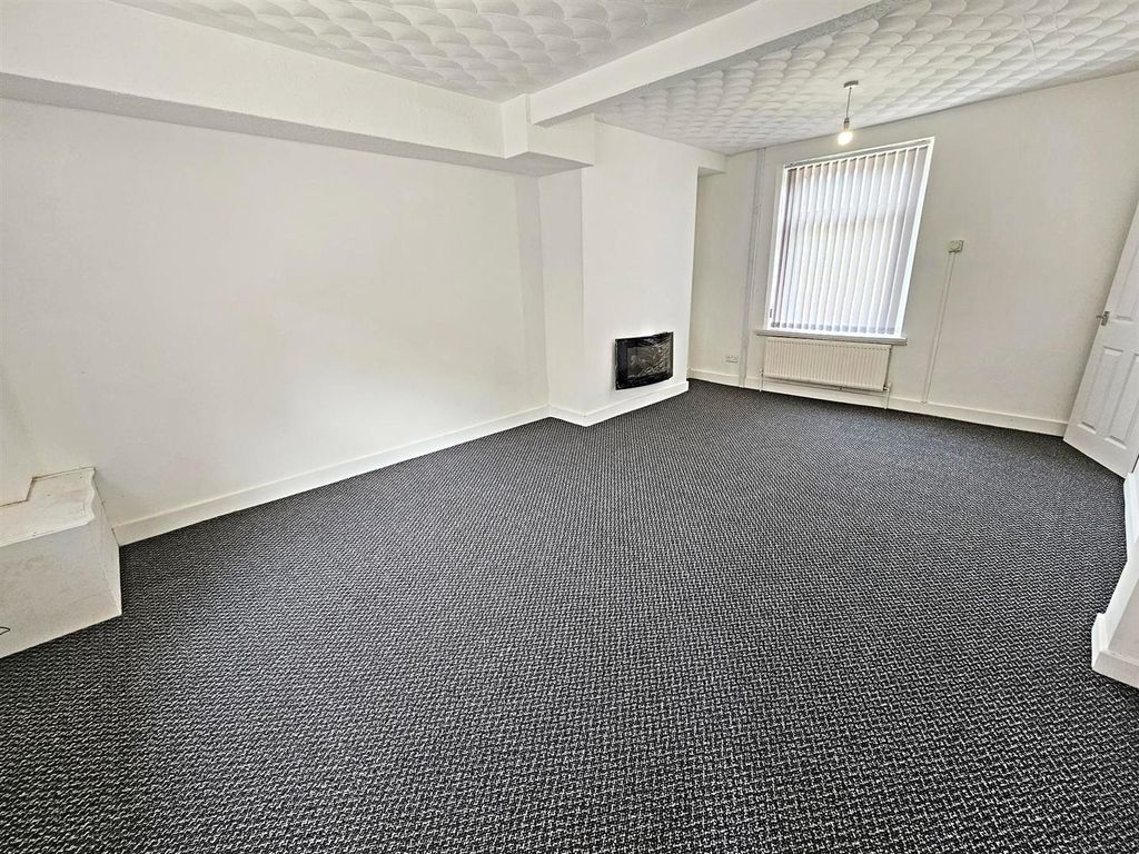 Property photo 3 of 11 Lounge