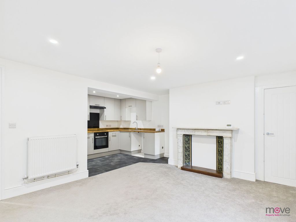 Property photo 1 of 7 Living Room/Kitchen