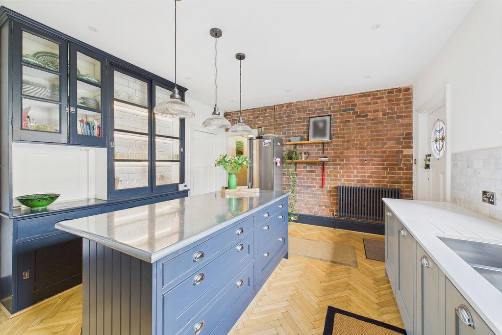 Property photo 2 of 23