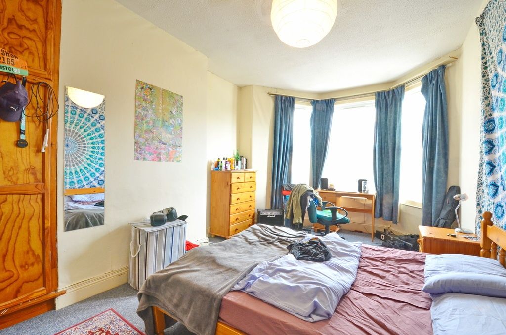 Property photo 2 of 10 Bright, Inviting Double Bedroom With A Large Bay W...