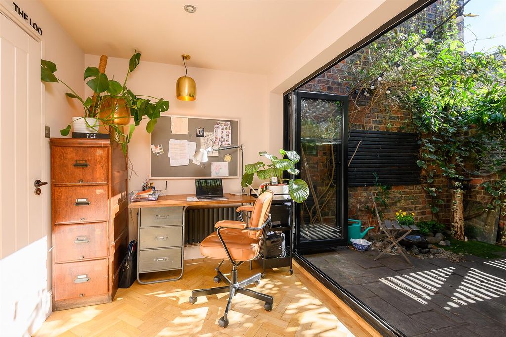 Property photo 3 of 18 Office